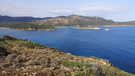In 5 km Fussweg steht ein alter Wachturm. Wir führen unsere Kamera zum Wachturm, um ein schönes Foto aufzunehmen. Leider vergessen wir den SSD-Chip. Glücklicherweise rettet uns das Smartphone :-))